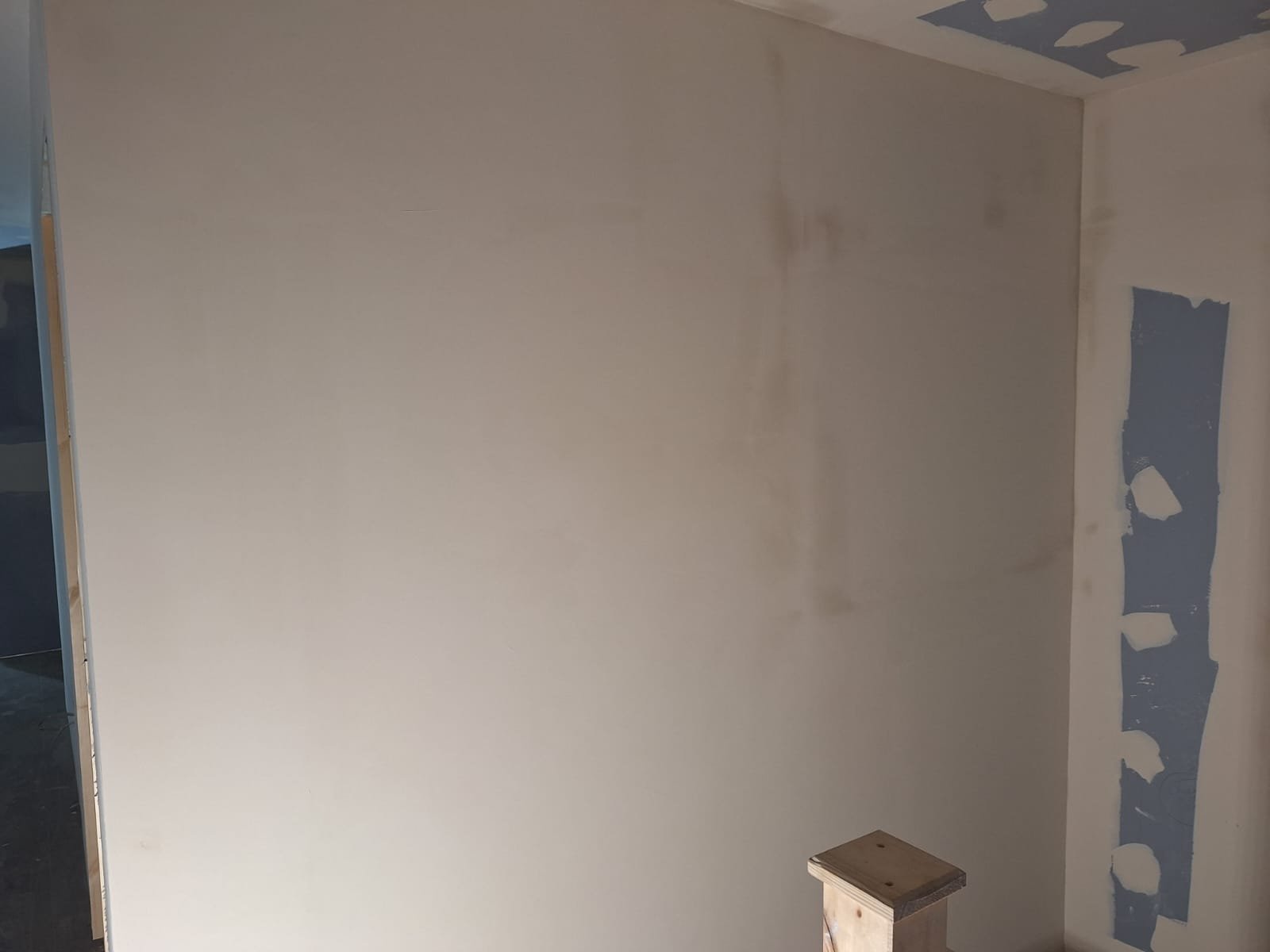 Flat finished plasterboard wall with joints filled and sanded, ready for painting