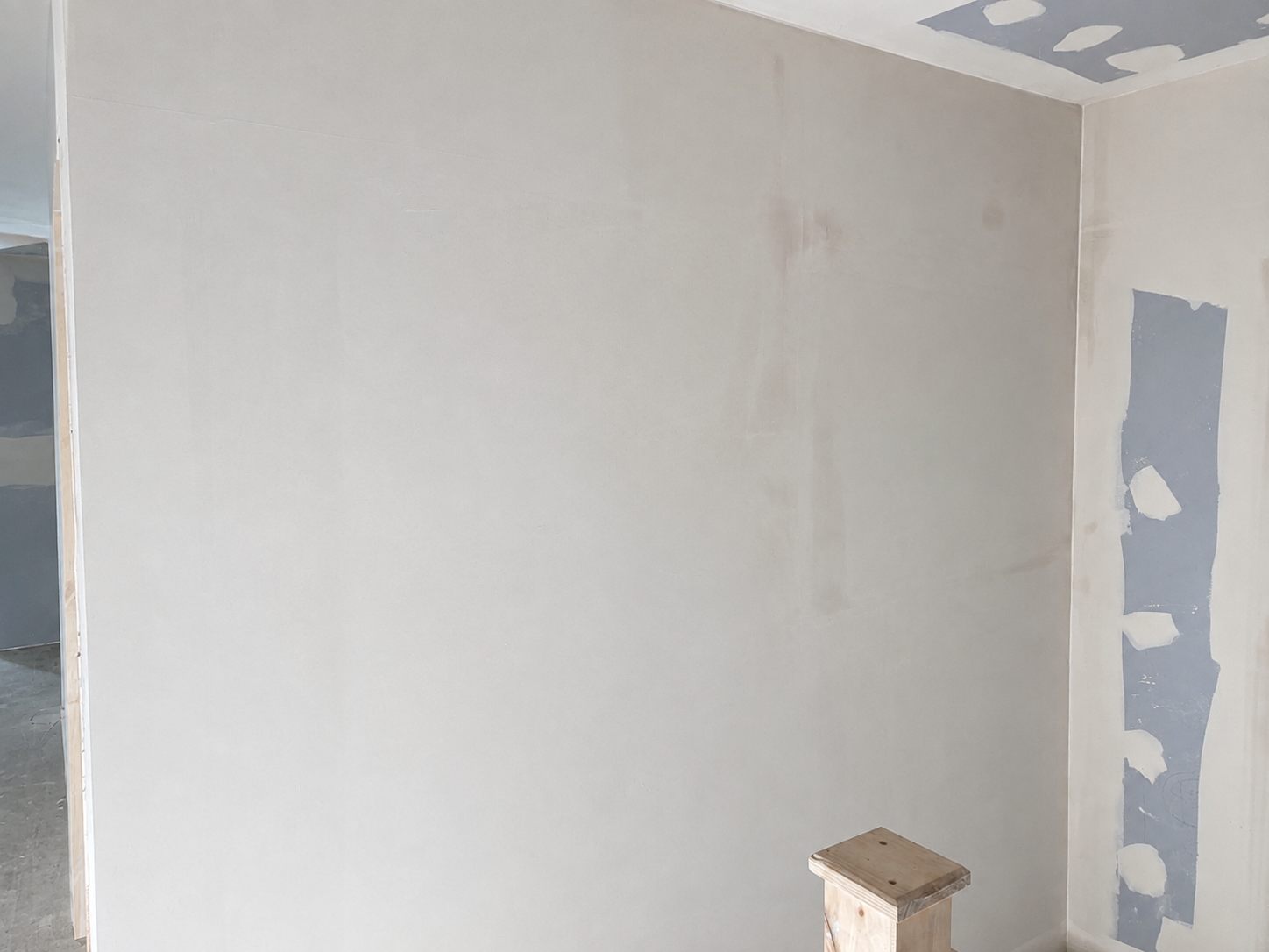 Flat finished plasterboard wall with joints filled and sanded, ready for painting